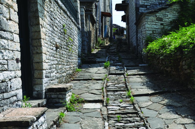 Geplaveide weg in Dilofo. (Foto: © Service of Modern Monuments and Technical Works of Epirus, North Ionian and West Macedonia | https://whc.unesco.org/en/documents/200488)
