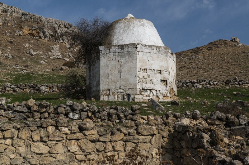Een Soefi heiligdom langs de Köç Yolu route. (Foto: Emil Khalilov | © RMC | whc.unesco.org/en/documents/200117)
